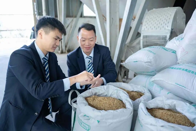 1、邮储银行客户经理在企业走访调研。.jpg
