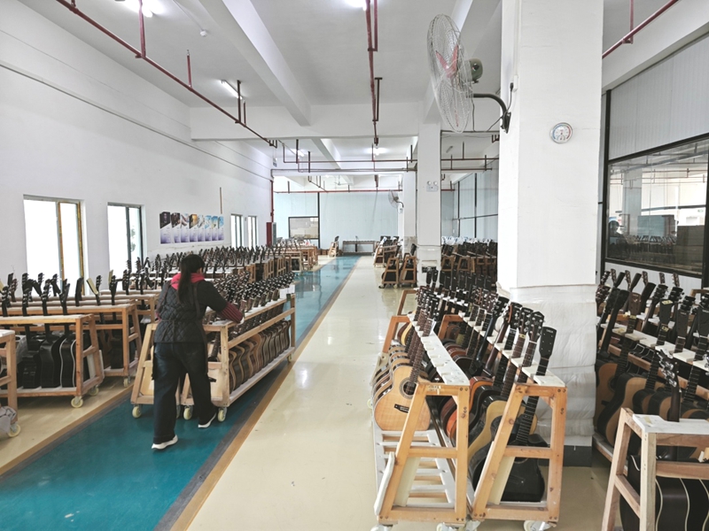 2、在邮储银行跨境金融托举下，安顺吉他即将“出海”。.jpg