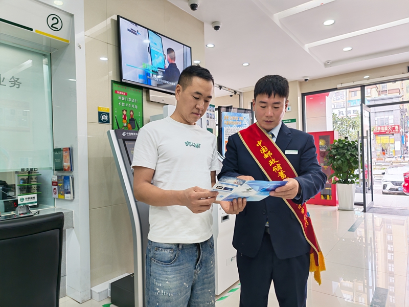 6、邮储银行工作人员在开展信贷知识宣讲。.jpg
