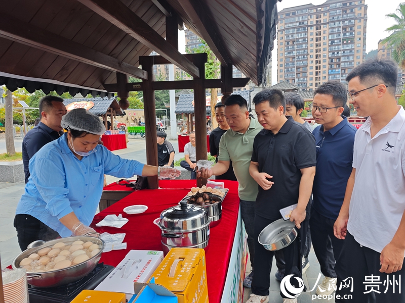 4、市民游客体验贵州特色农产品。人民网 黄小桃摄.jpg