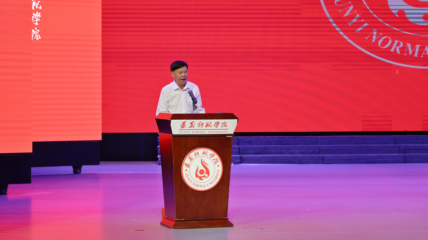 遵义师范学院党委书记陈治松寄语新生。