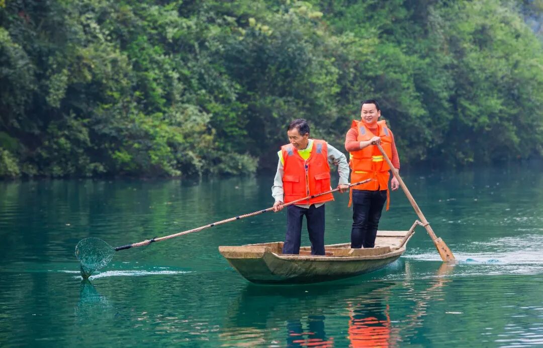 工作人员清理河道垃圾。