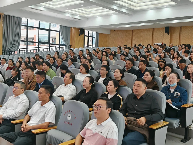 3、教师代表认真聆听宣讲，感悟师者初心。.jpg
