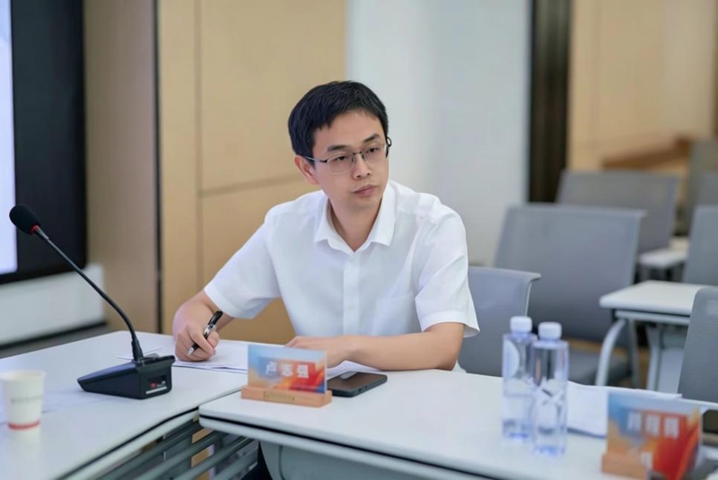 2 卢志强老师参与会议听讲活动.jpg