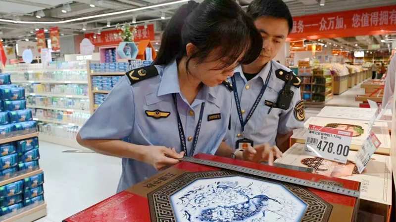 图为：执法人员检查.jpg
