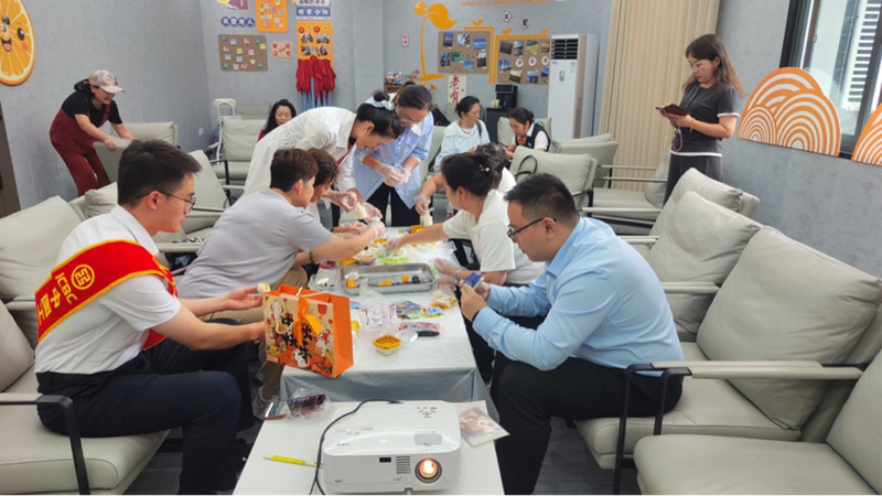 1 、工行工作人员与客户相互配合完成月饼制作。.jpg