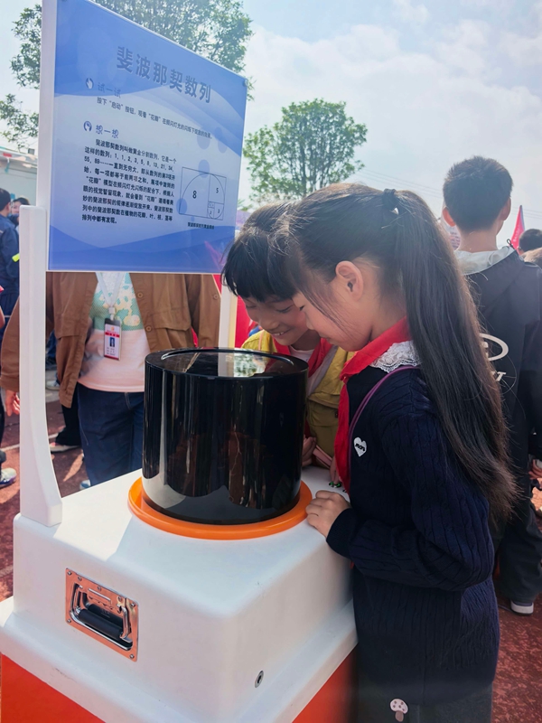 2、同学们在现场争相体验科普小设备 。.jpg