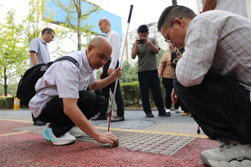 3、贵阳市市政工程服务中心邀请部分视障人士来到观山湖区兴筑路，现场检验盲道设施的实用性。.jpg