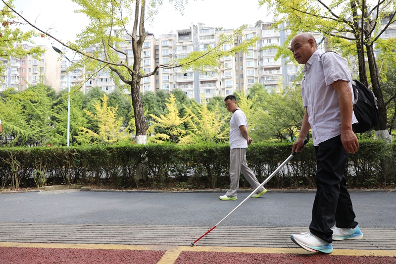 4、贵阳市市政工程服务中心邀请部分视障人士来到观山湖区兴筑路，现场检验盲道设施的实用性。.jpg
