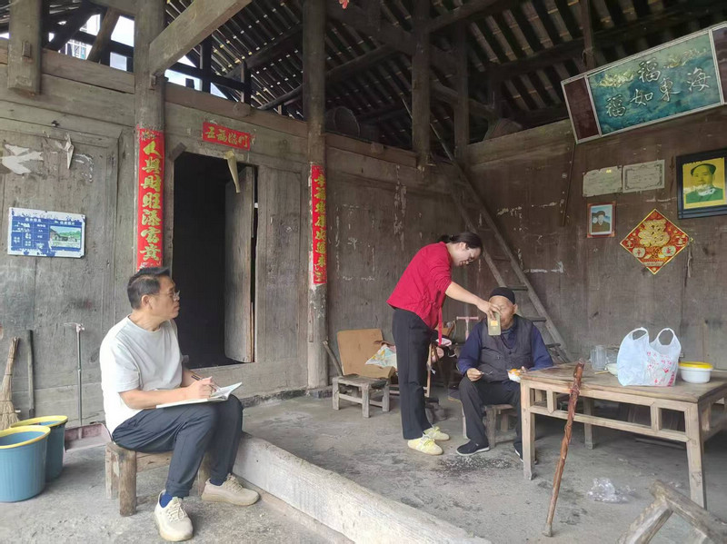 松桃苗族自治县松江街道鸡爪驻村干部、村两委干部深入群众家中代缴合医。