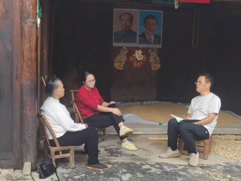 松桃苗族自治县松江街道鸡爪驻村干部、村两委干部现场解答群众有关医保报销流程。