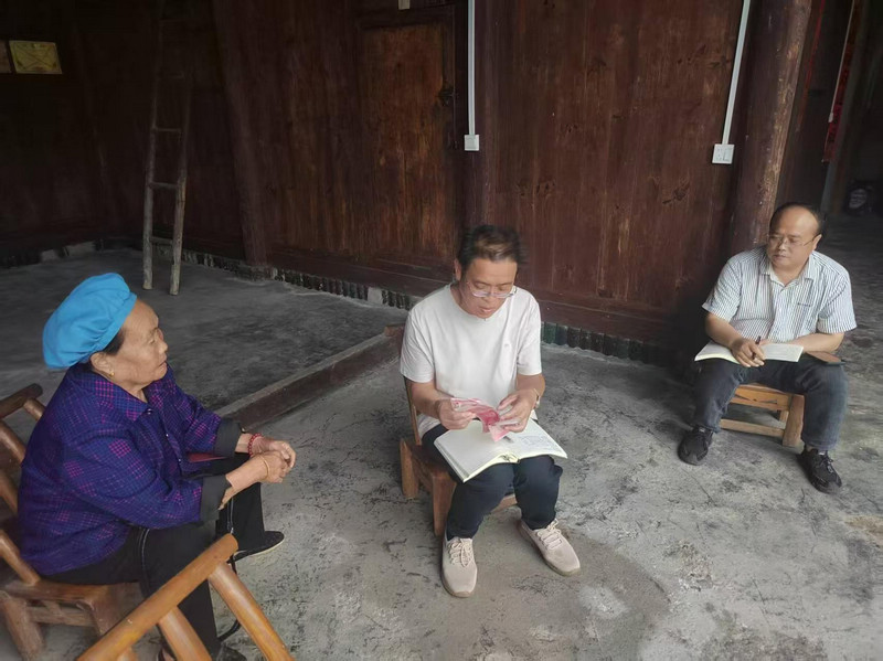松桃苗族自治县松江街道鸡爪驻村干部入户为行动不便老人代缴合医费用。