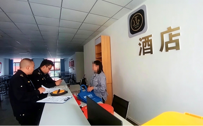 证件组对酒店进行实地核查。陈帅摄