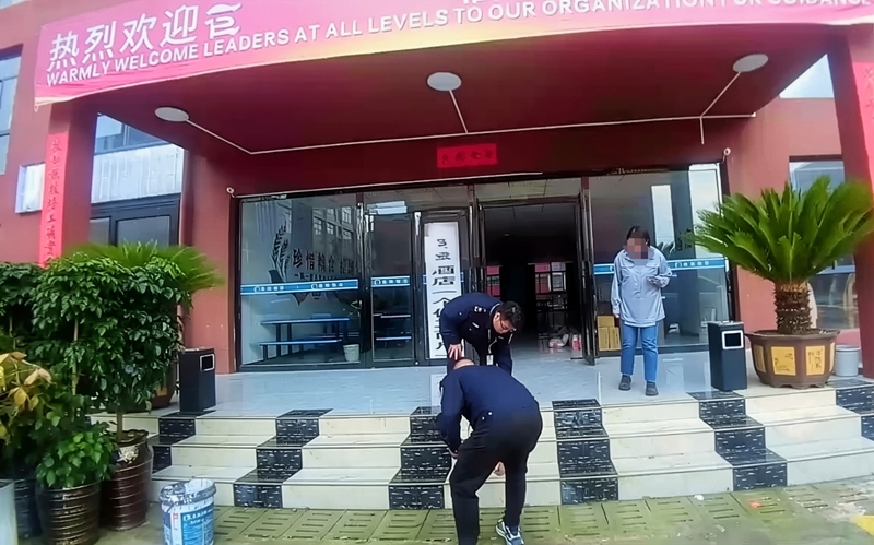 证件组测量距离。陈帅摄