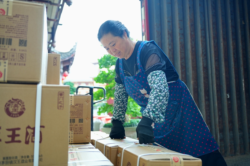 2、在贵州省仁怀市茅台镇汉王酒业鲁班厂区包装车间，工人将酒搬运装车。.JPG
