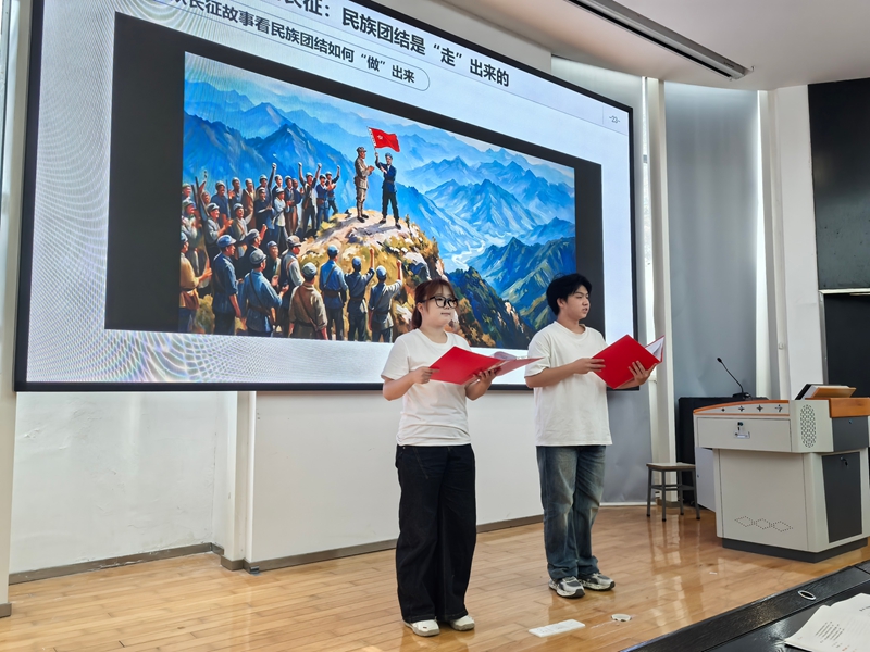 黔南民族职业技术学院知行楼圆形教室内，两名青年学子手持红色读本开展情景诵读，.jpg