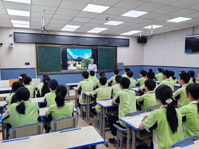 都匀市第十中学开展民族团结进步主题团课现场，师生们情景沉浸式重温水族革命先驱邓恩铭的红色事迹.jpg