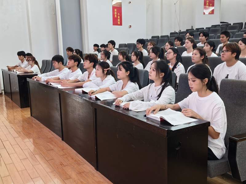 2025 级烹饪工艺与营养 5 班的同学们端坐课堂认真聆听专题授课2.jpg