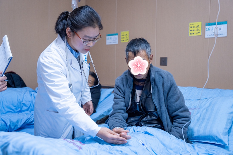新场卫生院-总院医生为患者查体.jpg