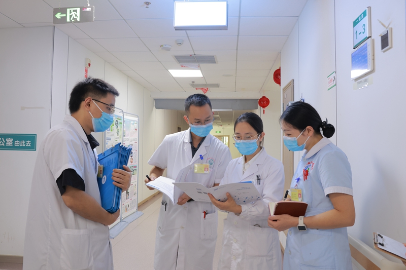 肿瘤科专家肖英（右二）开展教学查房。