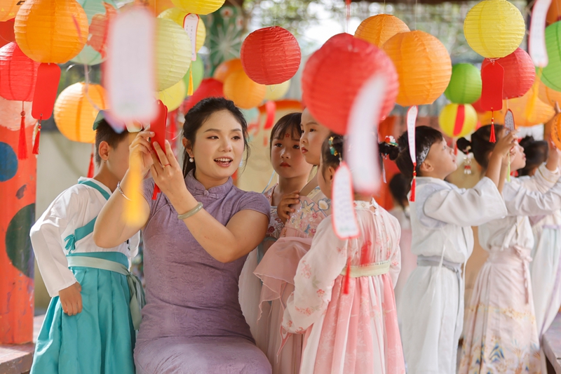 9月24日，施秉县第四幼儿园老师在教小朋友猜谜语。