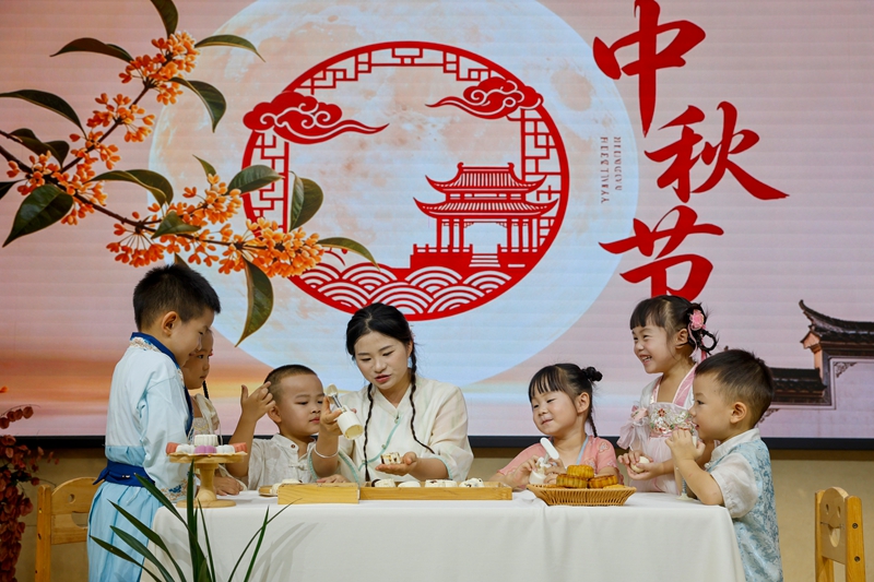 9月24日，施秉县第四幼儿园小朋友在老师的指导下学做手工月饼。