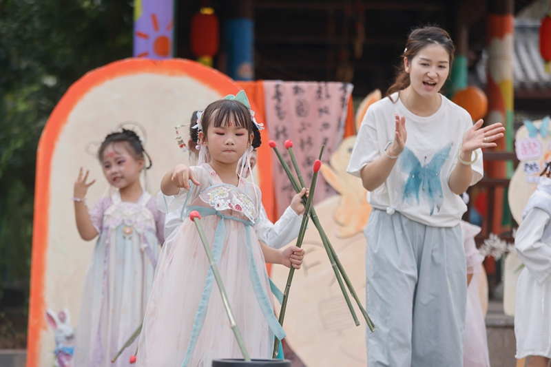 9月24日，施秉县第四幼儿园小朋友在玩“投壶”游戏。