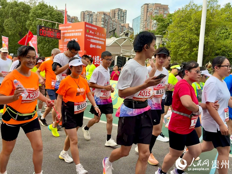 4.视障跑者与陪跑志愿者一同冲出起跑线。人民网记者 李丽萍摄