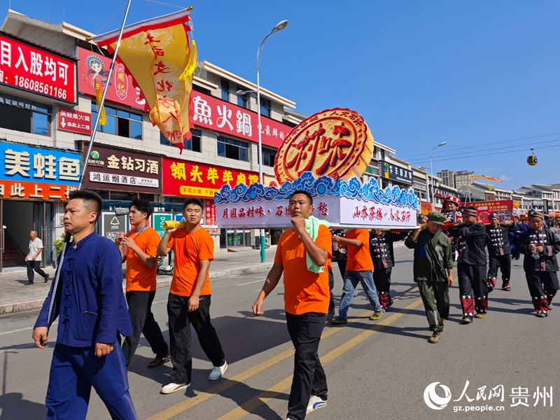 1、特色方队踏街巡游。人民网 黄小桃摄