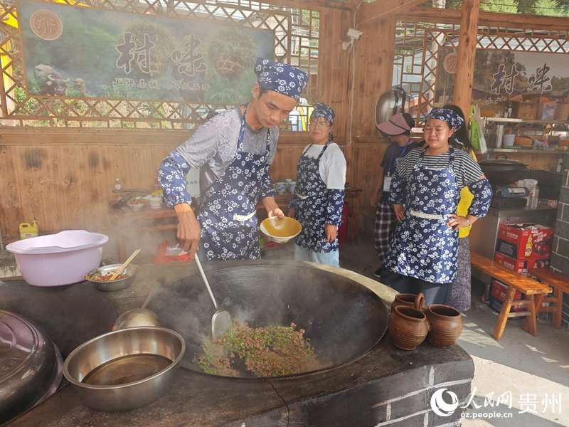 2、“村味”活动烹制现场。人民网 黄小桃摄