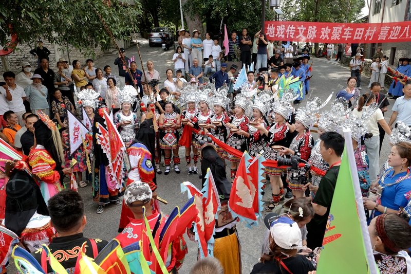 9月25日上午，2026年貴安新區湖潮鄉“四季村晚·豐收之歌”中秋地戲交流活動民俗巡游現場。