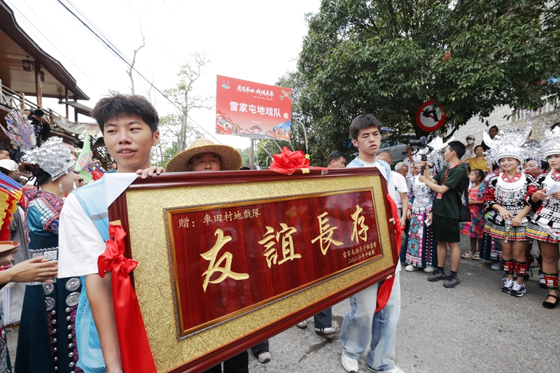 9月25日上午，2026年貴安新區湖潮鄉“四季村晚·豐收之歌”中秋地戲交流活動民俗巡游現場。