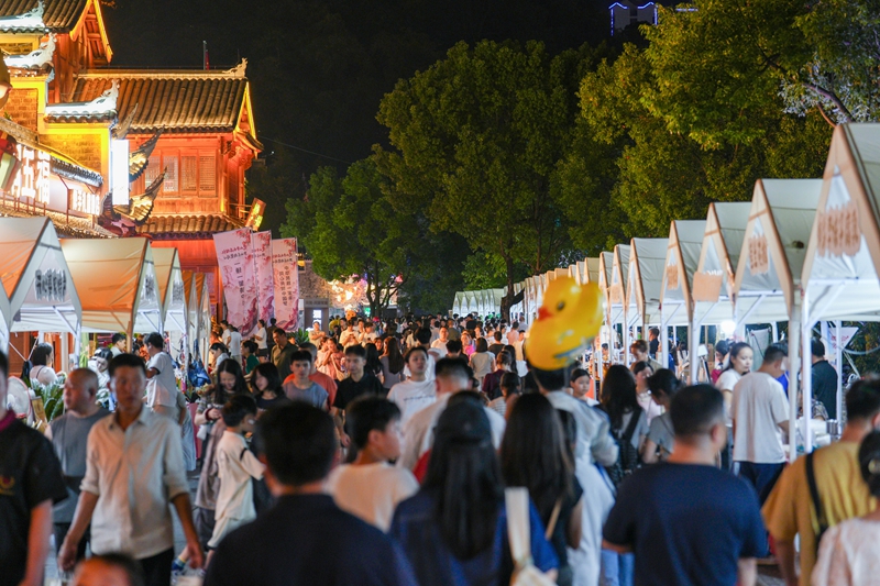 2026年9月25日晚，貴州省銅仁市碧江區梵淨山（非遺）戲劇季系列活動開幕式結束后，中南門歷史文化旅游區人流如織。申逸愷攝