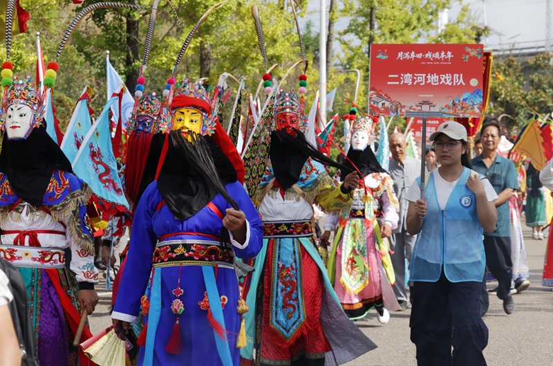 9月25日上午，2026年貴安新區湖潮鄉“四季村晚·豐收之歌”中秋地戲交流活動民俗巡游現場。.jpg