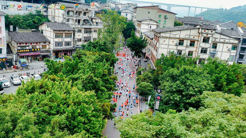 选手穿行土城古镇，奔跑于河谷街巷。赛事组委会供图