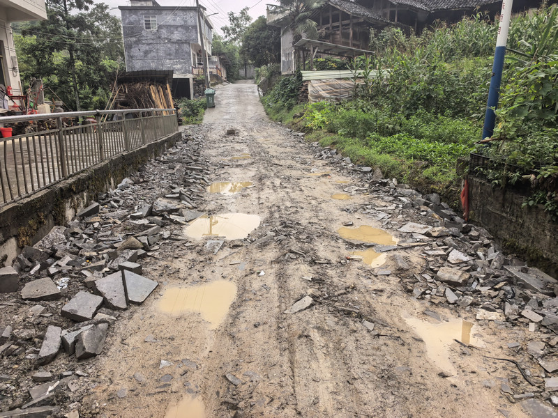 未修建前的路面。