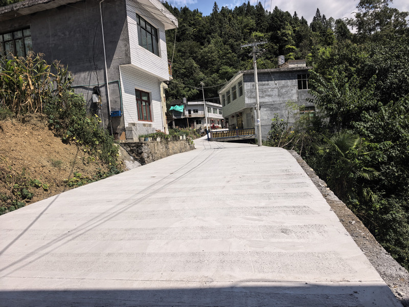 修好后的路面。