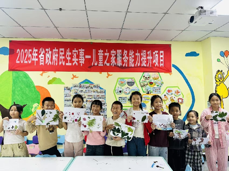 孩子們展示自己的作品.jpg