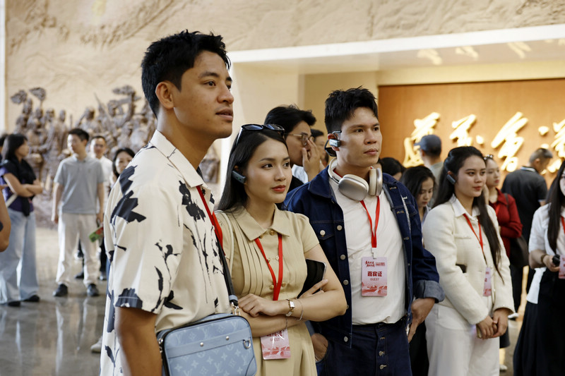 中越青年驻足遵义会议会址，重温遵义会议的光辉历程。主办方供图
