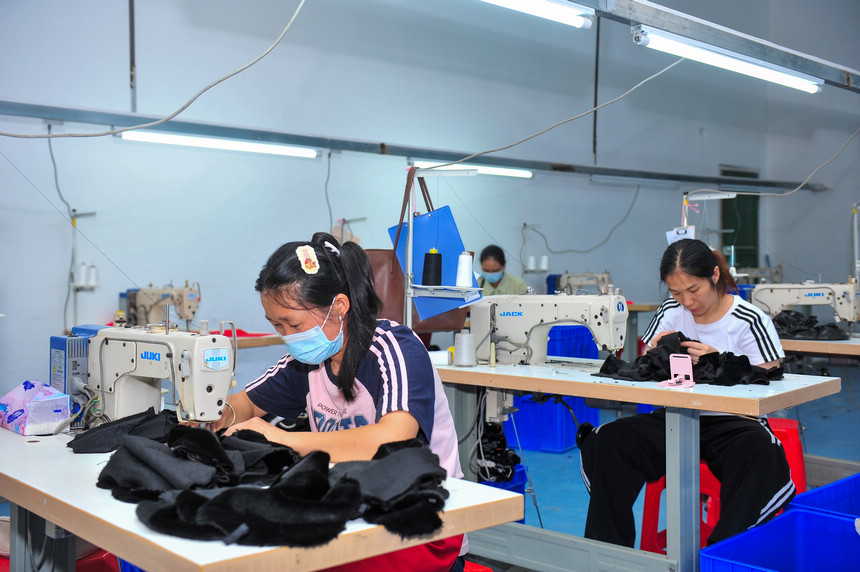 2026年9月23日，當地婦女正在趕制出口海外玩具訂單。
