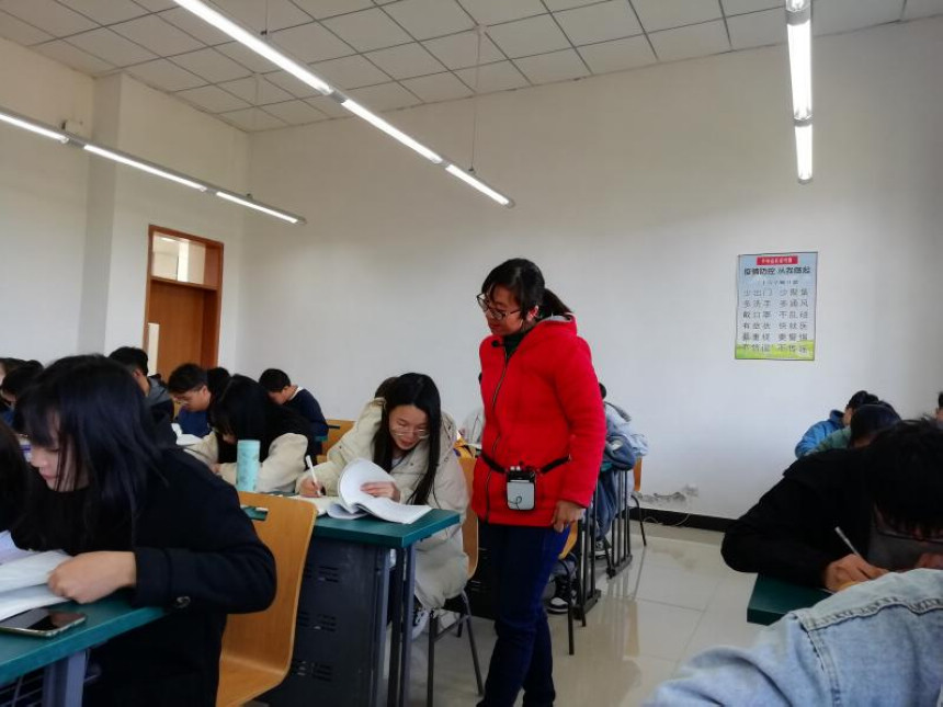 曹俊英在为学生授课。