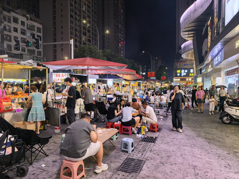 美食街人流攢動。