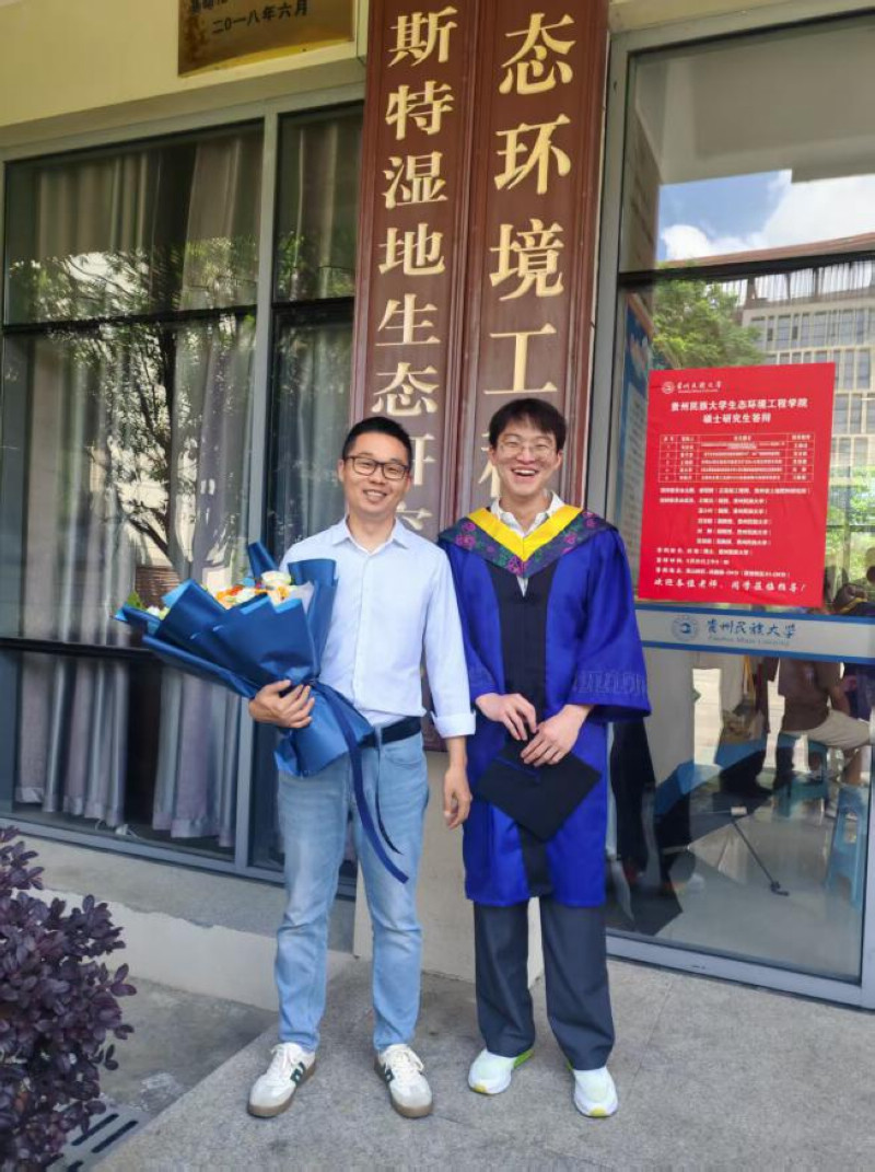 袁远爽与毕业研究生杜贤旺合影。