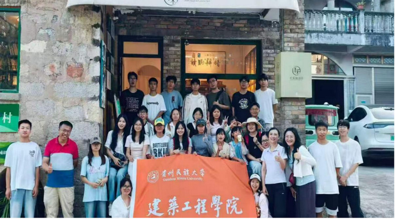 熊媛师生开展实践调研合影。