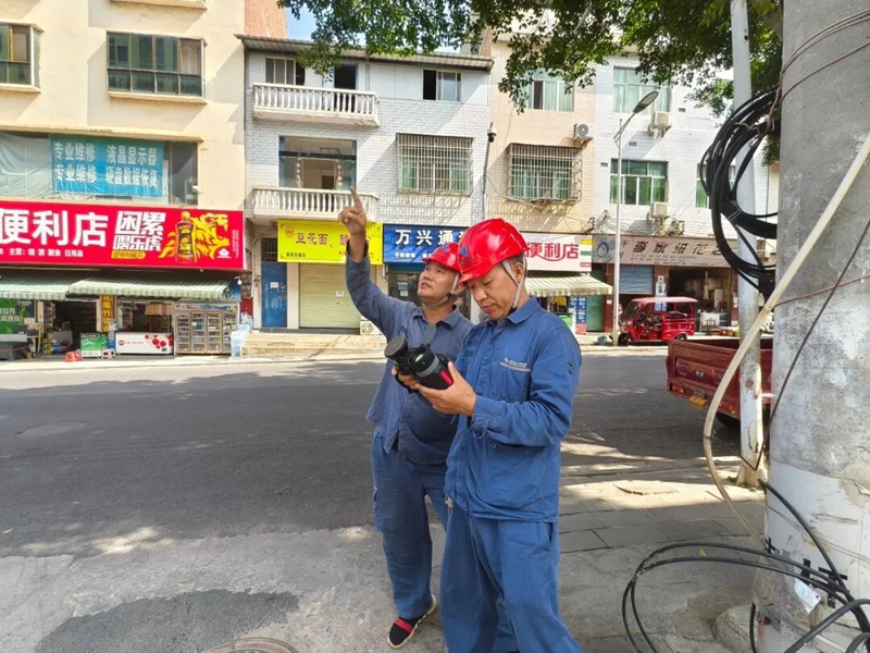 工作人員開展線路巡查.jpg