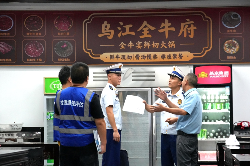 检查餐饮店（杨亚旭 摄）.JPG