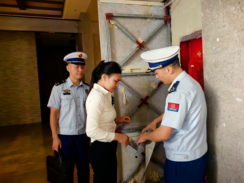 演示消防栓卡扣使用（何敏摄）.jpg