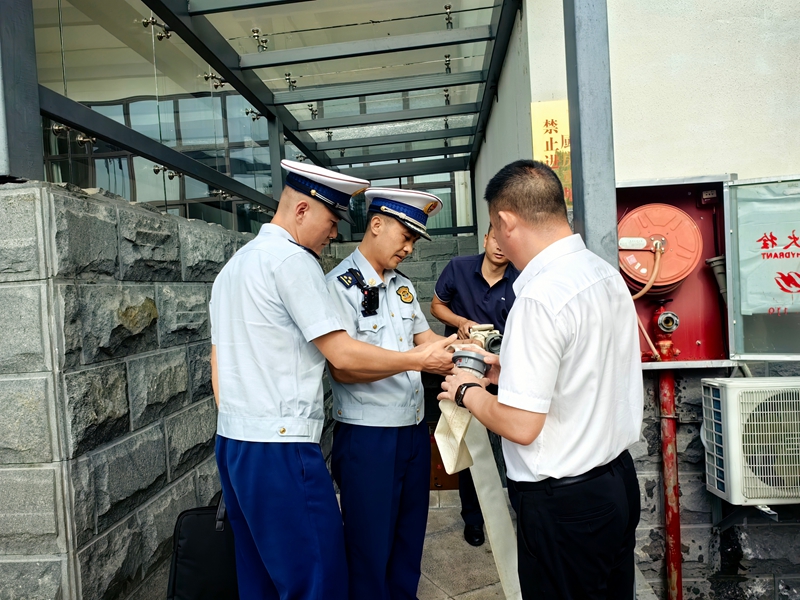 检查消防栓（何敏摄）.jpg