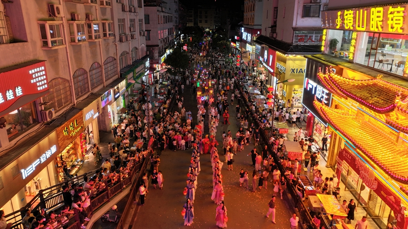 巡游现场吴剑摄 (2).jpg