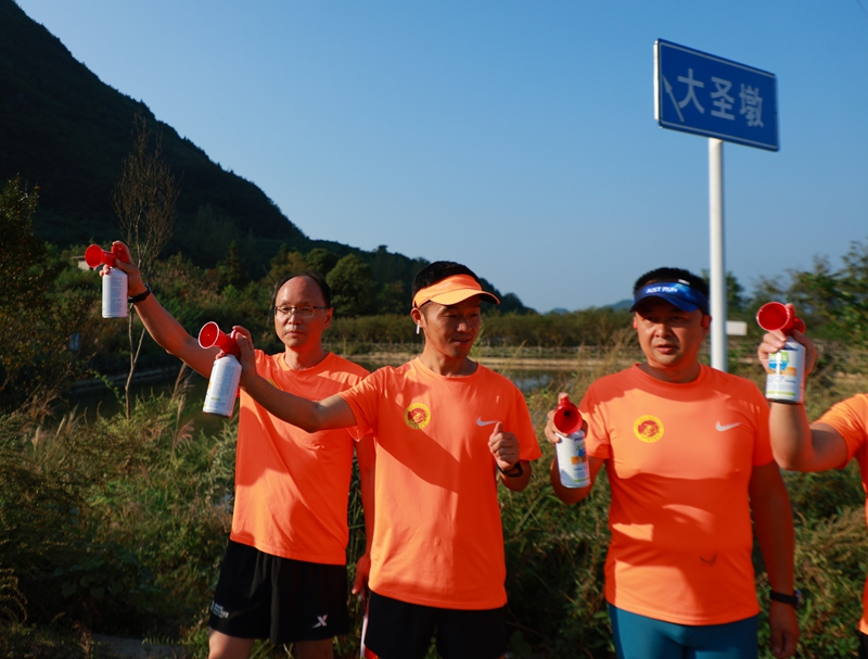 印江自治縣150余名跑友齊聚大聖墩景區，開展 “迎中秋、慶國慶” 主題跑步活動，縱情山水逐風奔跑，以步履赴秋約，用奔跑致敬盛世。